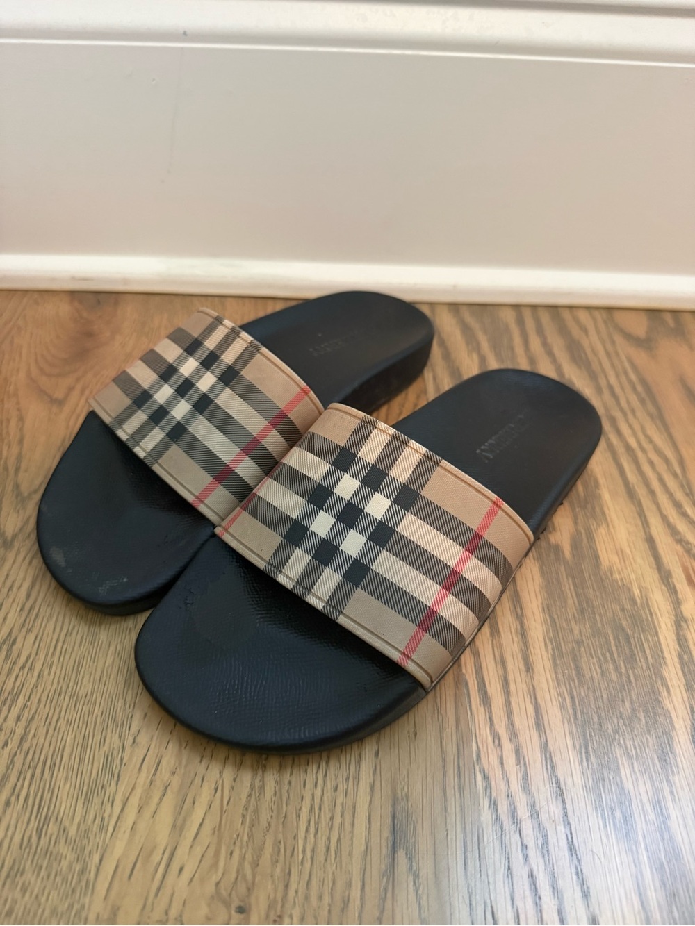Burberry vintage check slides